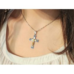 Croce satinata oro bianco con Cristo in oro giallo foto indossata