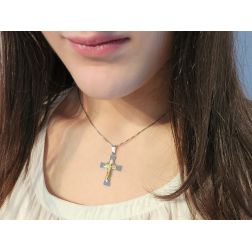 Croce satinata oro bianco con Cristo in oro giallo foto indossata