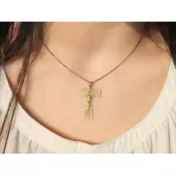 Croce Piatta Rigata con Cristo in oro giallo foto indossata