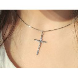Croce Tronchetto Rettangolare in oro bianco con Cristo foto indossata