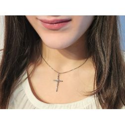 Croce Tronchetto Rettangolare in oro bianco con Cristo foto indossata