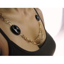 Collana Catena Infinito oro giallo con maglia marinara in legno foto indossata