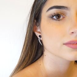 Orecchini pendenti Punto e Virgola Onice e Diamanti foto indossata