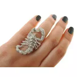 Anello Scorpione con Diamanti foto indossata