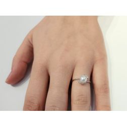 Anello con perla e zirconi a spirale in oro bianco foto indossata