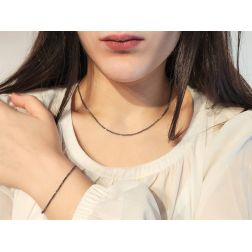 Collana Girocollo sfere diamantate sfaccettate oro 18kt con rutenio foto indossata