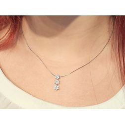 Collana Trilogy Fiori Brillanti foto indossata