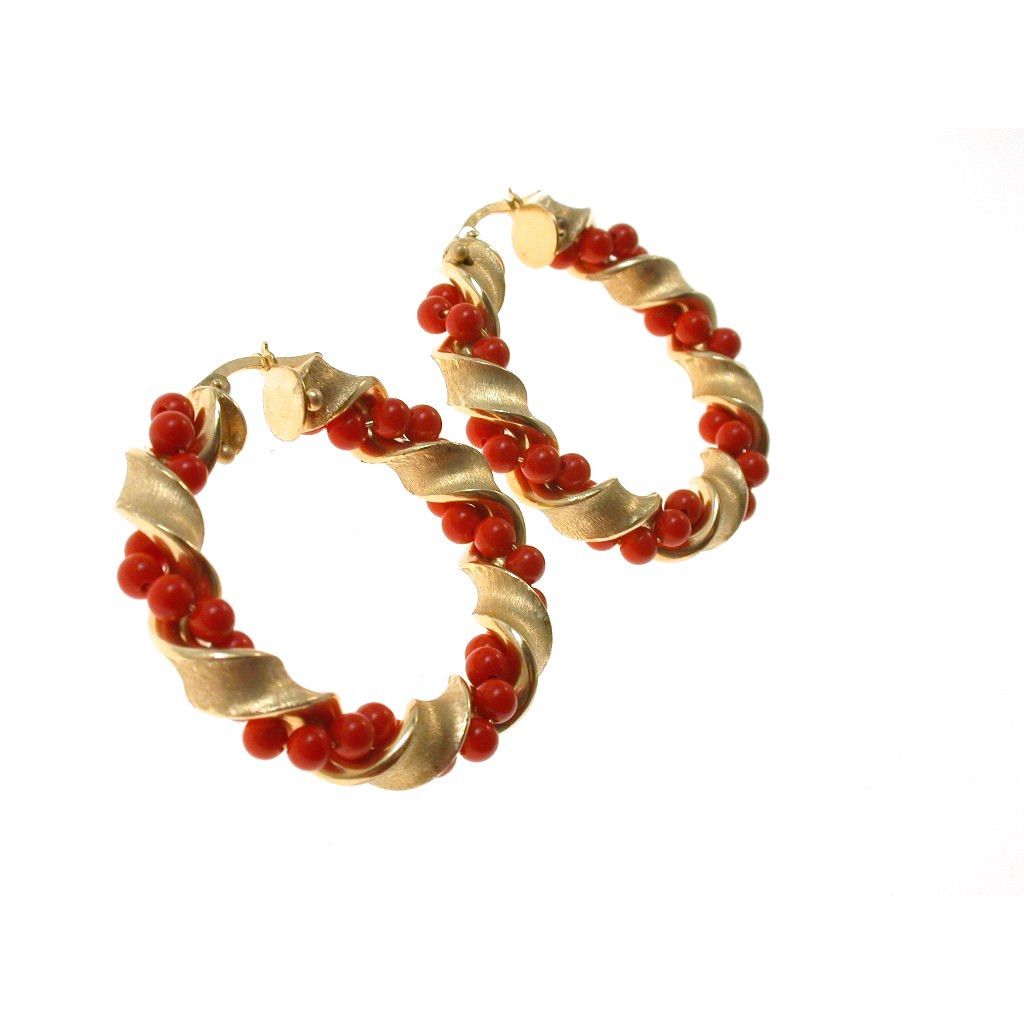 Earrings with red spheres with yellow gold spiral