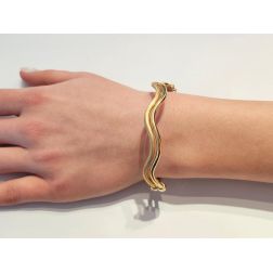 Bracciale Rigido Due Fili Satinati e Lucidi in Oro Giallo foto indossata