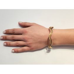 Bracciale Rigido Due Fili Satinati e Lucidi in Oro Giallo foto indossata