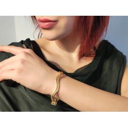 Bracciale Rigido Due Fili Satinati e Lucidi in Oro Giallo foto indossata