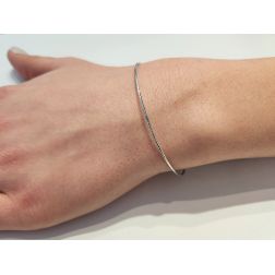 Bracciale semirigido sottile flessibile in oro bianco 1mm foto indossata