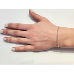 Bracciale semirigido sottile flessibile in oro bianco 1mm foto indossata