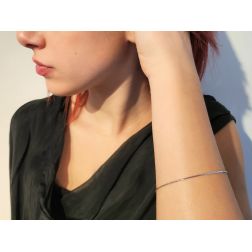 Bracciale semirigido sottile flessibile in oro bianco 1mm foto indossata