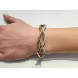Bracciale Rigido Godronato Due Fili Satinati e Lucidi in Oro Giallo e Bianco foto indossata