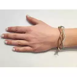 Bracciale Rigido Godronato Due Fili Satinati e Lucidi in Oro Giallo e Bianco foto indossata
