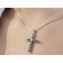 Ciondolo Croce Diamanti Neri e Bianchi foto indossata
