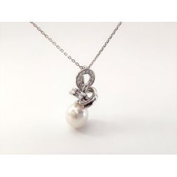 Charm with australian pearl whit gold 18kt