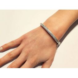 Bracciale Rigido Godronato Rigato in Oro Bianco foto indossata