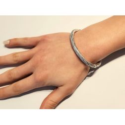 Bracciale Rigido Godronato Rigato in Oro Bianco foto indossata