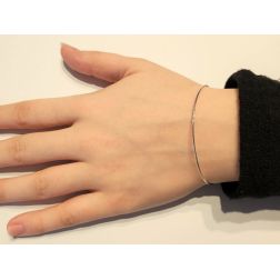 Bracciale semirigido sottile flessibile in oro bianco 0.90mm foto indossata