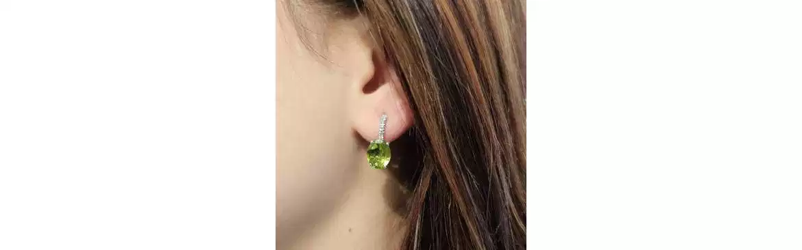 18 kt gold earrings with stones