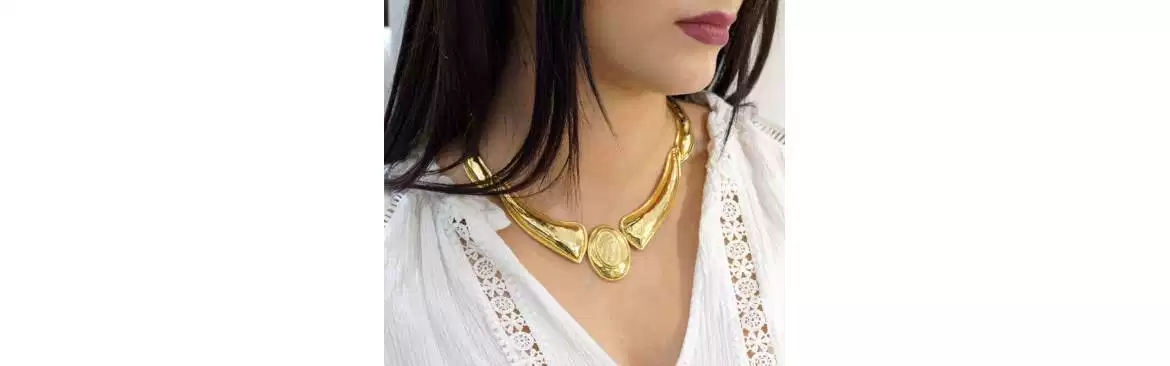 Rigid and semi-rigid necklaces
