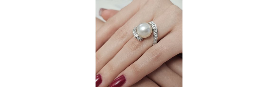 18kt gold rings with natural pearls