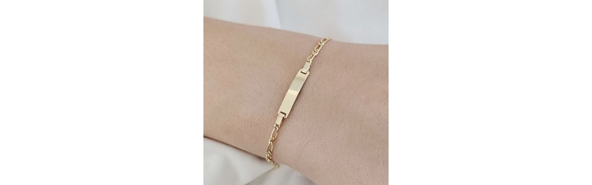 Chain bracelets with plaque in the centre, ideal for engraving