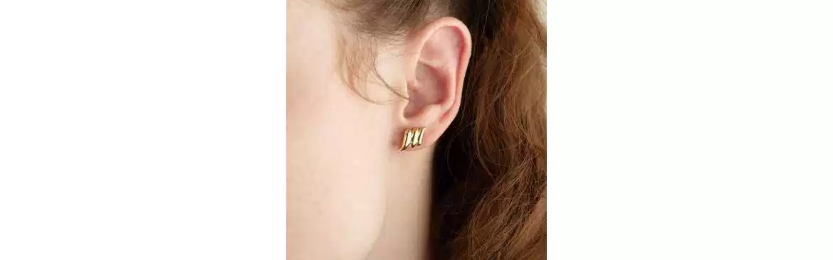18Kts Gold Stud earrings