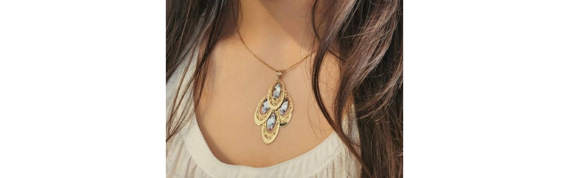 Leaf or flower-shaped pendants in 18kt gold
