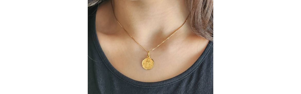 Religious pendants in 18kt gold.